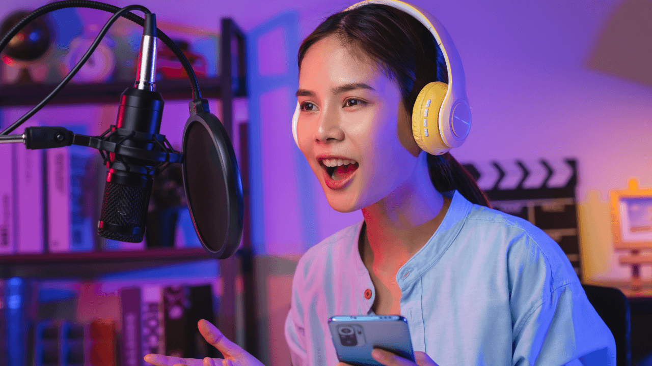 Virtual and Augmented Reality Integration in Podcasting